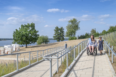 Strandzugang barrierefrei im Familienpark, Foto: Tourismusverband Lausitzer Seenland e. V. Nada Quenzel