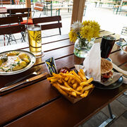 Essen bei der Seewirtschaft auf dem Komfortcamping Senftenberger See, Foto: Rico Schwarze - Gl&uuml;cksfoto GbR