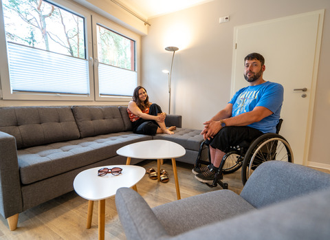2022_reihenhaus_barrierefrei_wohnzimmer_foto_christian_grosse_5_.jpg
